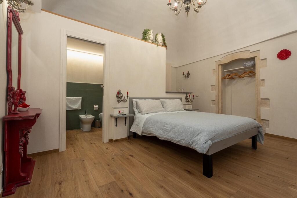 Camera Amore Vero: letto matrimoniale e bagno verde