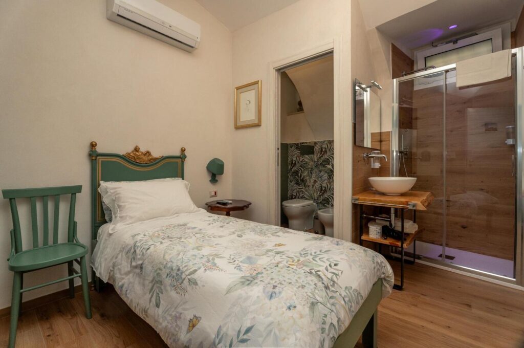 Camera Castello: letto singolo restaurato di fine Ottocento