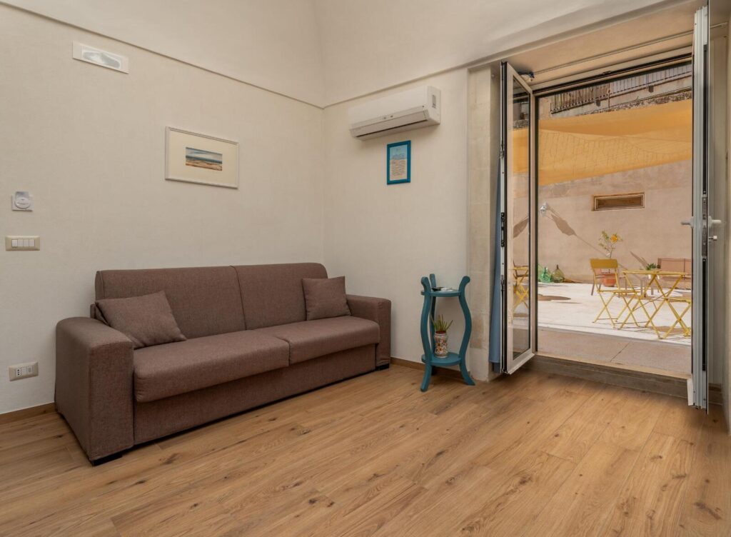 Camera Ciarciolo: divano letto e porta sulla terrazza