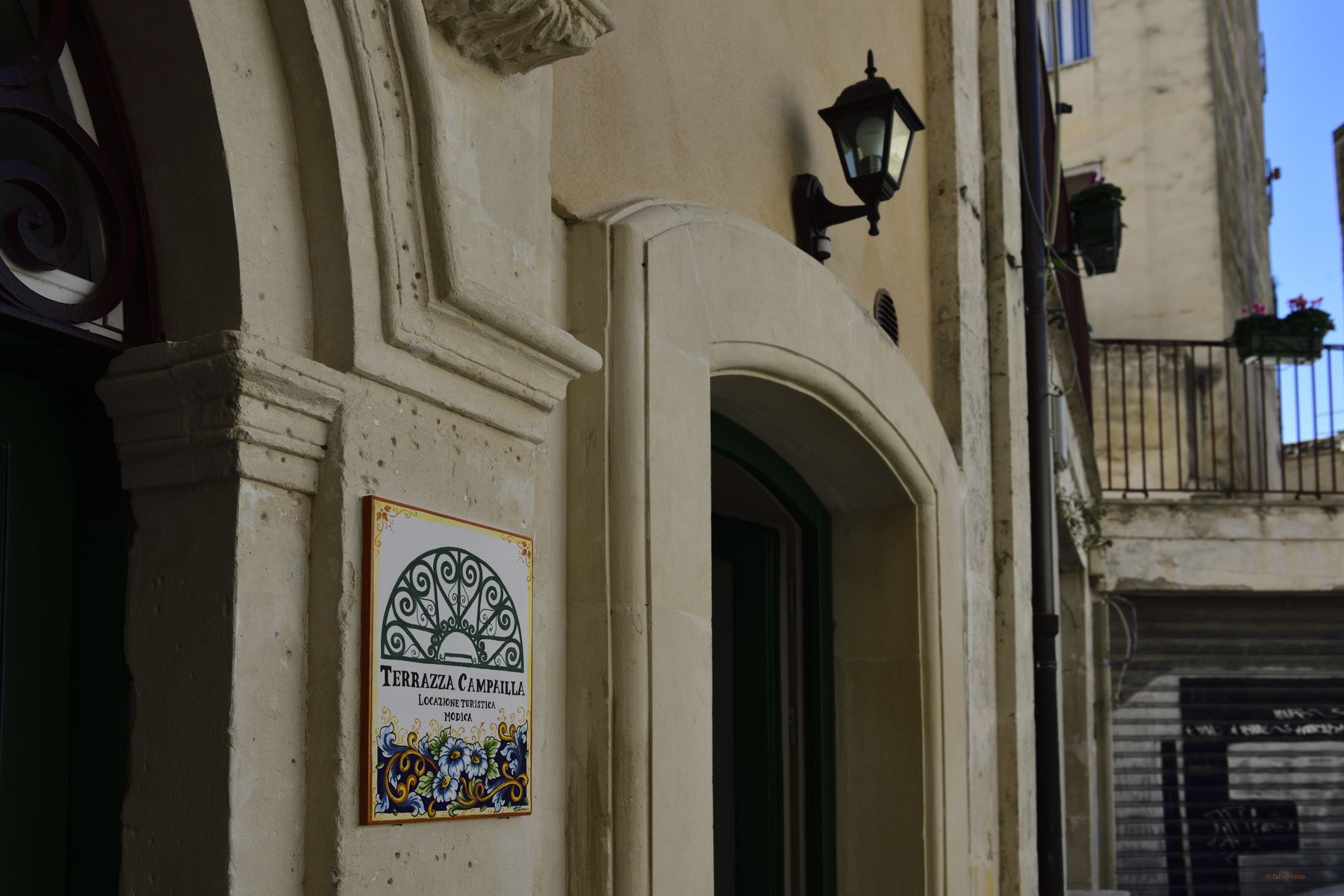 L'ingresso di Terrazza Campailla con la lanterna e la targa in maiolica