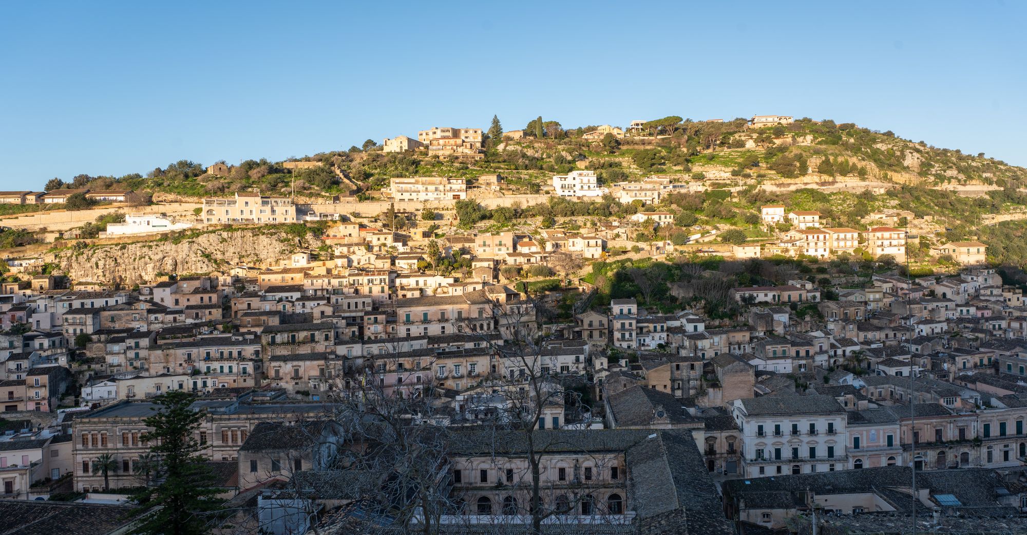 Panorama di Modica Alta con le case del centro storico nella luce del pomeriggio