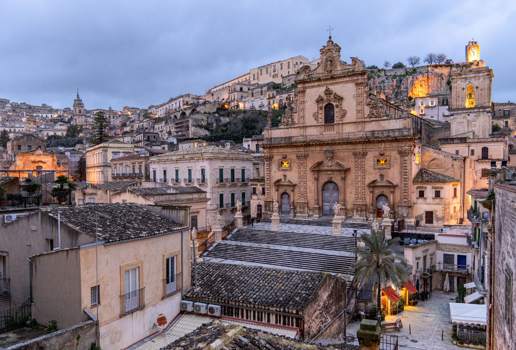 Modica al tramonto, con la chiesa di San Pietro e le case del centro storico