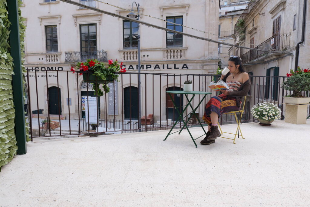 Un'ospite legge sulla terrazza davanti al Sifilicomio Campailla