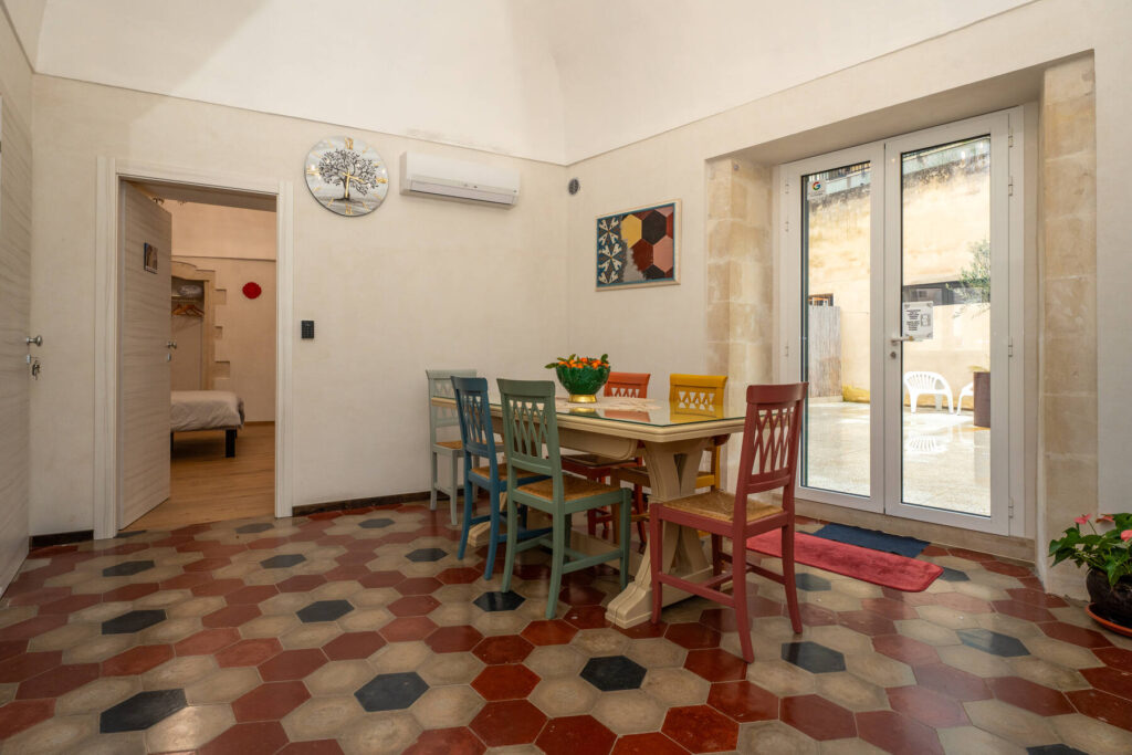 La sala pranzo con il tavolo e le sedie colorate