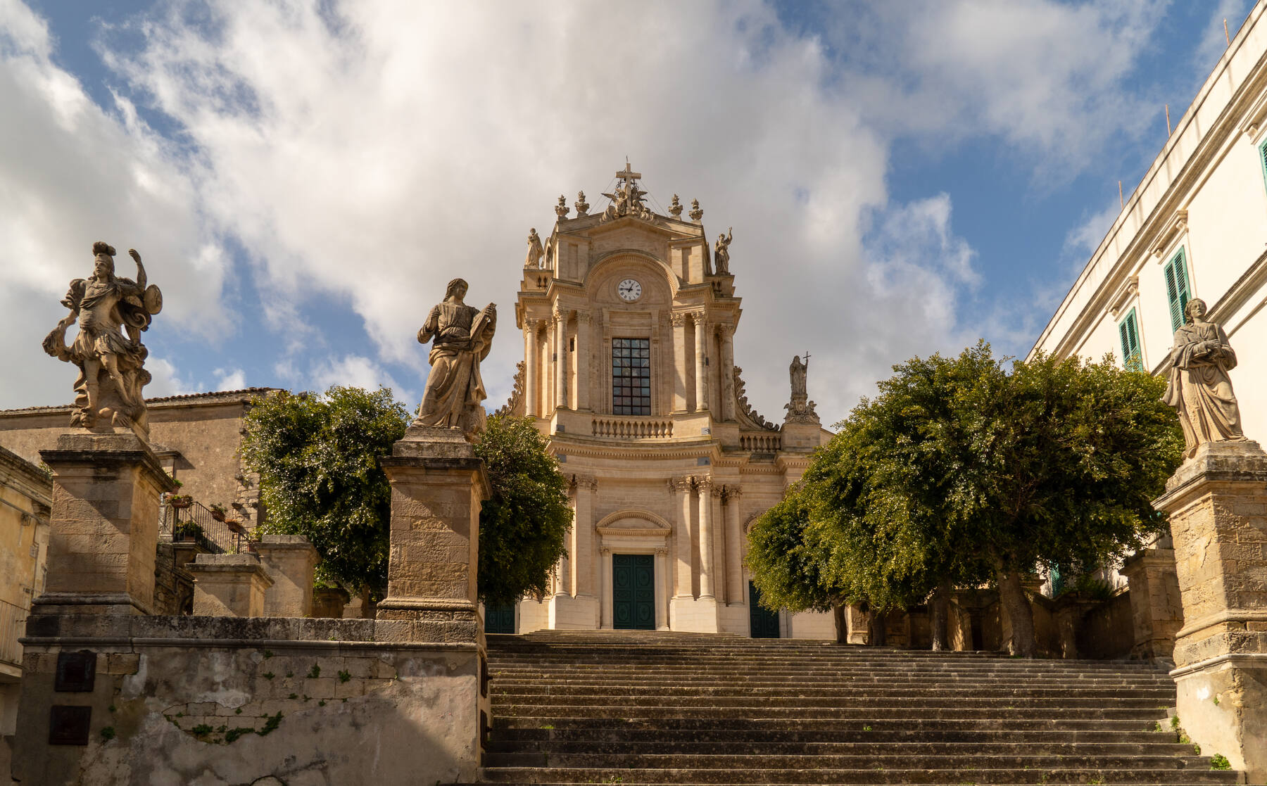 La chiesa di San Pietro a Modica con le statue degli apostoli
