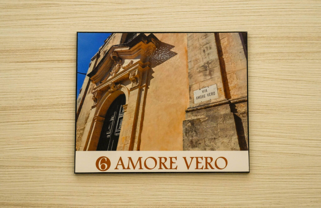 La targa della camera Amore Vero