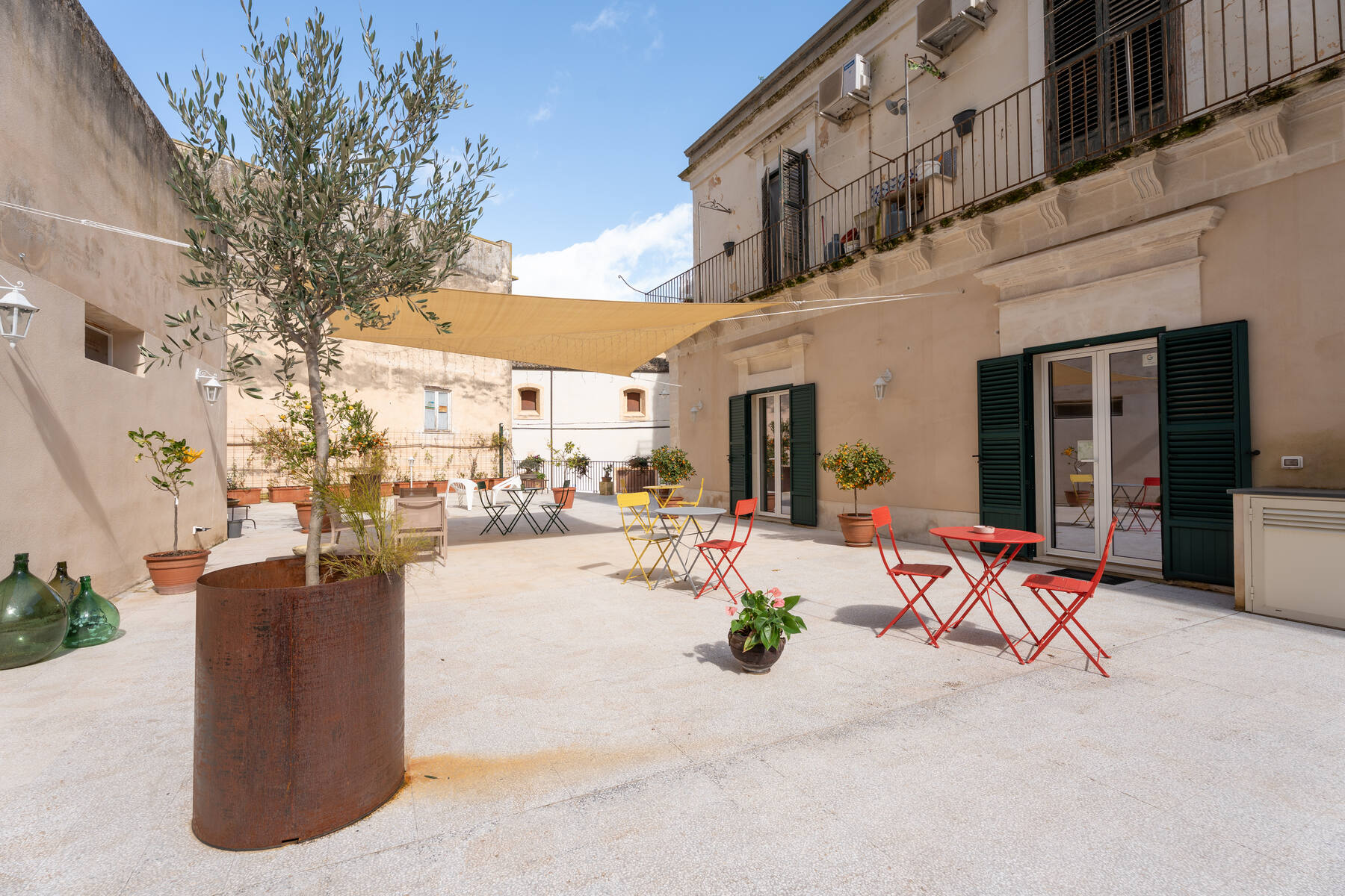 La terrazza di Terrazza Campailla con la vela ombreggiante