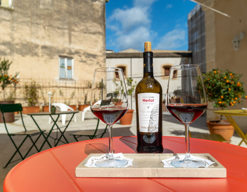 Due calici di vino rosso su un tavolino della terrazza