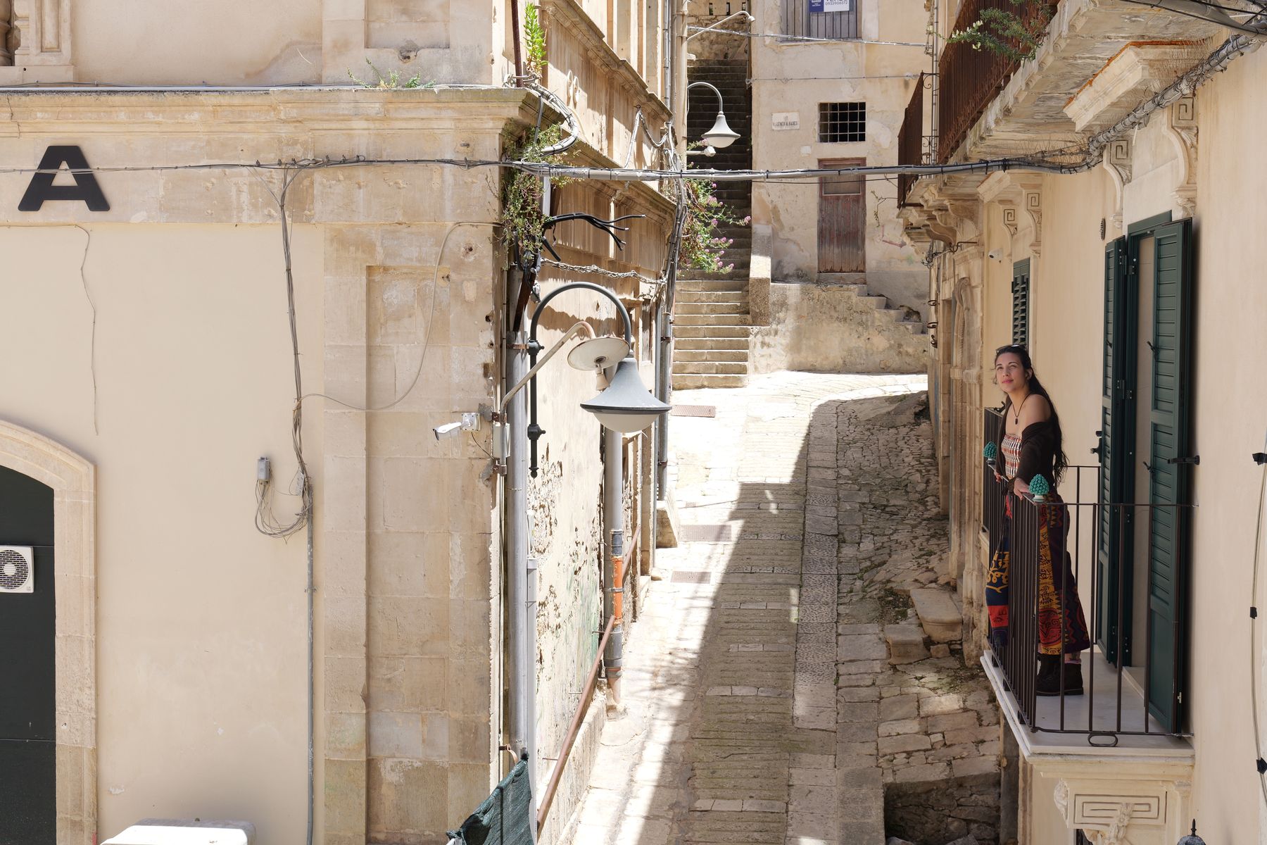 Un vicolo a scalini del centro storico di Modica